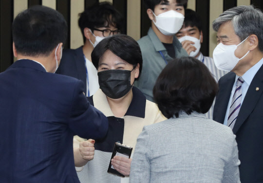 지난 7월1일 서울 여의도 국회에서 열린 국민의힘 의원총회에서 이튿날 대선 출마 소식이 알려진 윤희숙 의원(가운데)이 김기현 원내대표(왼쪽)와 인사하고 있다.연합뉴스